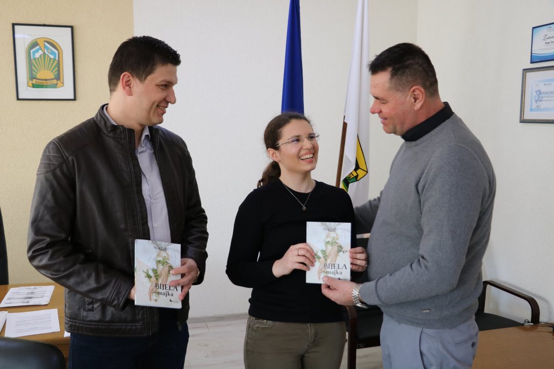 Općina Banovići i JU „Javna biblioteka“ omogućile štampanje književnog prvijenca Ajle Čolić – romana „Bijela majka“